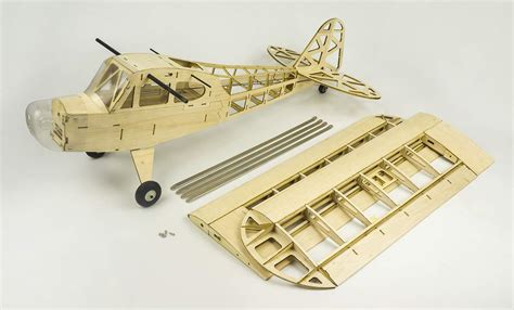  Balsa Wood: Le bois légèreté extraordinaire pour des applications aéronautiques de pointe !